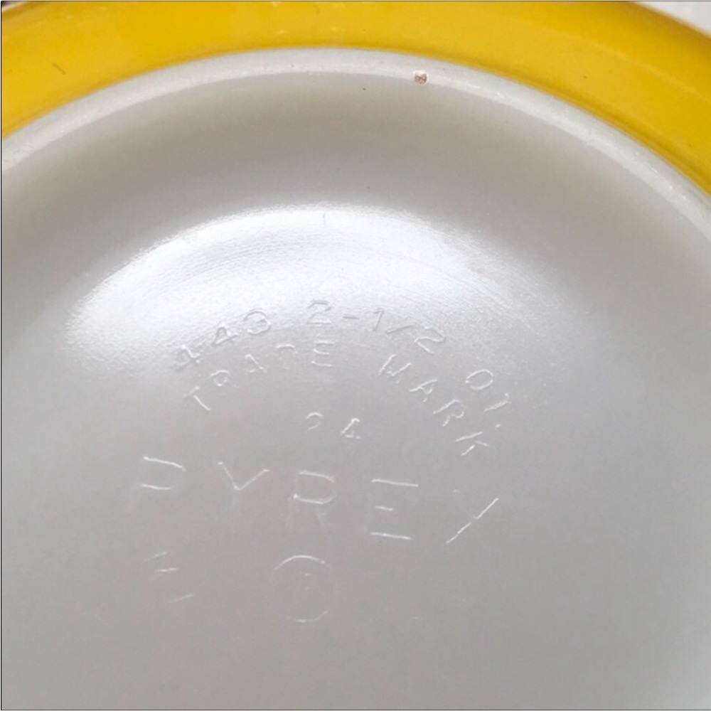 Vintage 3 piece PYREX Sunflower Cinderella Bowls - Picture 5 of 9